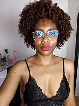 thaimy  online show from April 14, 2026, 3:01 am