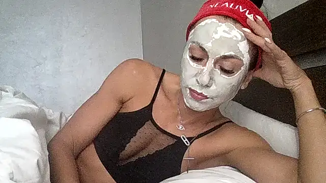 JulianaGold1 online show from October 19, 2025, 11:33 am