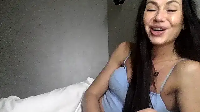 JulianaGold1 online show from November 3, 2025, 9:48 pm