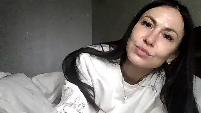 JulianaGold1 online show from December 3, 2025, 8:18 pm