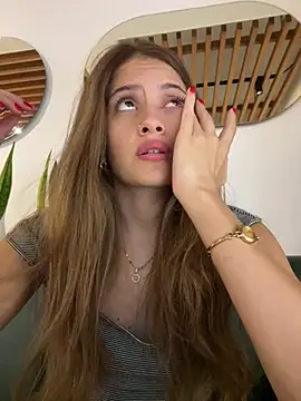 Snapshot of alana15 chatting on December 28, 2024, 9:30 pm alana15 online show from December 28, 2024, 9:30 pm