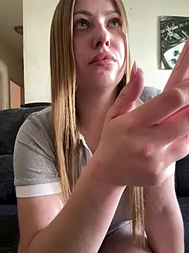 Snapshot of AlisaWhite chatting on May 5, 2026, 1:30 pm AlisaWhite online show from May 5, 2026, 1:30 pm