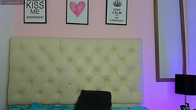 Snapshot of WhitneyWells chatting on February 14, 2026, 6:43 am WhitneyWells online show from February 14, 2026, 6:43 am