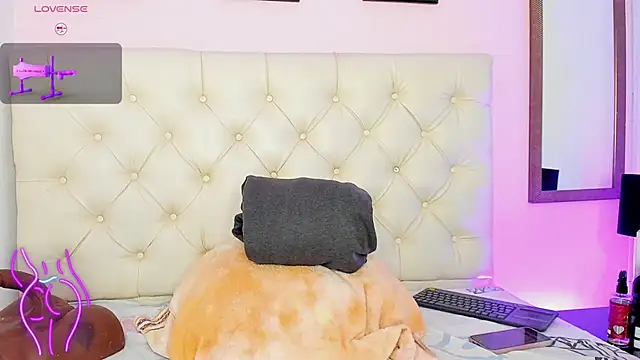 Snapshot of WhitneyWells chatting on March 1, 2026, 6:26 am WhitneyWells online show from March 1, 2026, 6:26 am