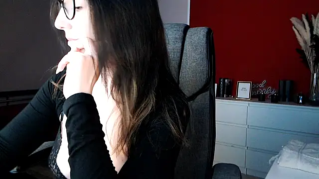 Snapshot of Alina_Lamour chatting on April 19, 2026, 6:32 pm Alina Lamour online show from April 19, 2026, 6:32 pm