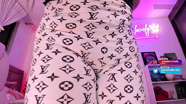 AudredLovely online show from November 12, 2025, 2:45 am