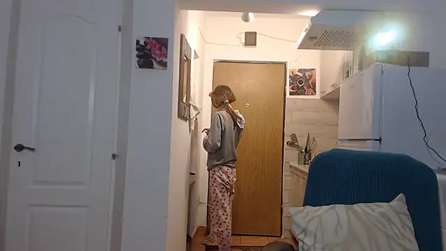 Snapshot of simyhvn chatting on February 19, 2025, 5:05 am simyhvn online show from February 19, 2025, 5:05 am