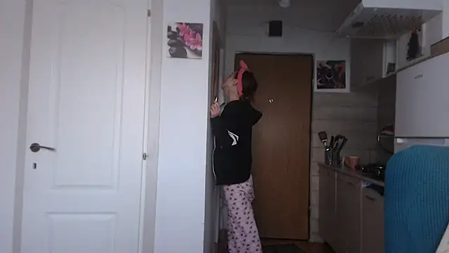 Snapshot of simyhvn chatting on March 10, 2025, 5:11 am simyhvn online show from March 10, 2025, 5:11 am