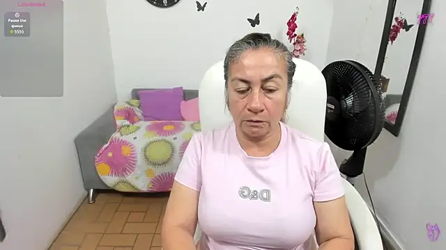 Snapshot of stepmother_105 chatting on June 16, 2026, 9:39 pm stepmother 105 online show from June 16, 2026, 9:39 pm