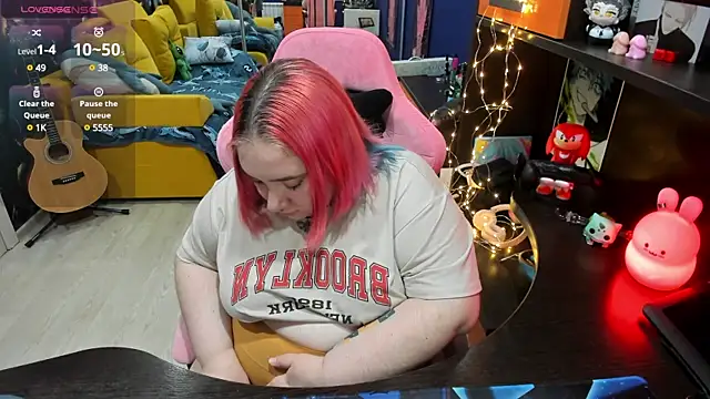 Softie Sofy online show from February 6, 2025, 2:58 pm