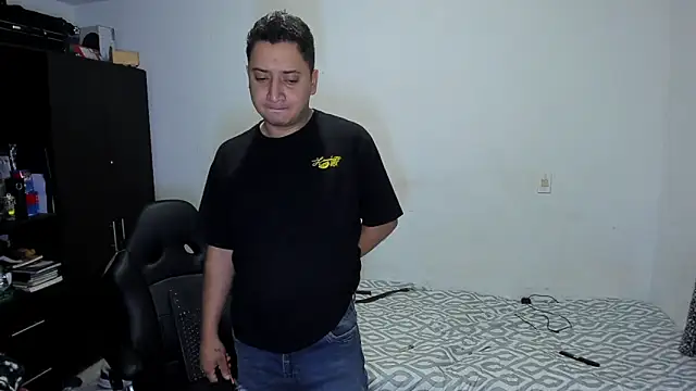 Snapshot of ares_sexxx chatting on April 15, 2026, 9:27 am ares sexxx online show from April 15, 2026, 9:27 am