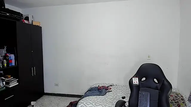 Snapshot of ares_sexxx chatting on April 15, 2026, 9:15 pm ares sexxx online show from April 15, 2026, 9:15 pm