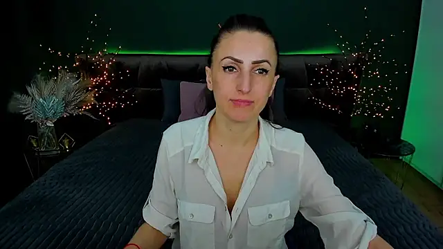 Rebecca Diamond online show from February 26, 2025, 9:42 am