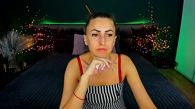 Rebecca Diamond online show from September 25, 2025, 5:44 am