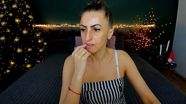 Snapshot of Rebecca_Diamond chatting on December 19, 2025, 6:31 am Rebecca Diamond online show from December 19, 2025, 6:31 am
