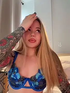 Snapshot of curchez_ chatting on December 4, 2025, 8:28 pm curchez online show from December 4, 2025, 8:28 pm