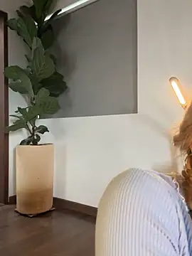 curchez  online show from April 13, 2026, 8:47 pm