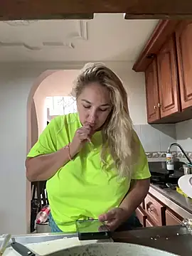 Snapshot of Eva_MilfF chatting on January 1, 2025, 5:44 pm Eva MilfF online show from January 1, 2025, 5:44 pm