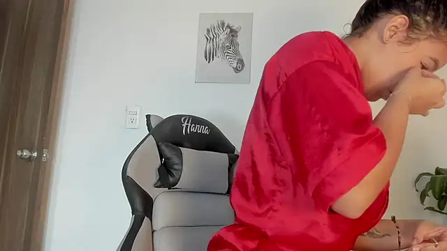 Snapshot of Hanna_Risso chatting on November 14, 2025, 7:12 pm Hanna Risso online show from November 14, 2025, 7:12 pm