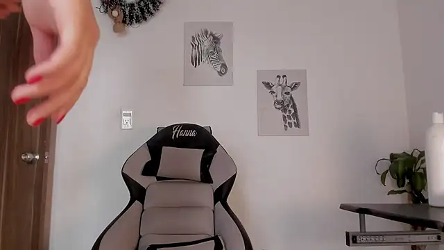 Snapshot of Hanna_Risso chatting on December 5, 2025, 5:20 pm Hanna Risso online show from December 5, 2025, 5:20 pm