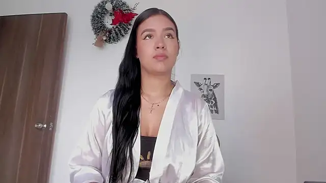 Snapshot of Hanna_Risso chatting on December 16, 2025, 6:02 pm Hanna Risso online show from December 16, 2025, 6:02 pm