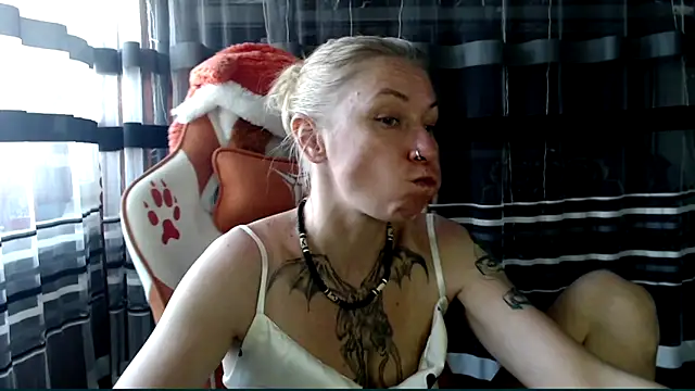 Snapshot of cold_lollipop chatting on April 21, 2026, 6:20 am cold lollipop online show from April 21, 2026, 6:20 am