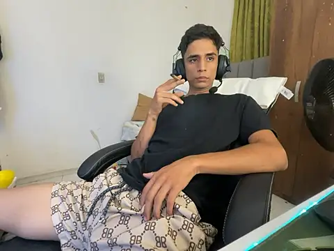 Max TheHorseDick online show from January 3, 2025, 2:43 am