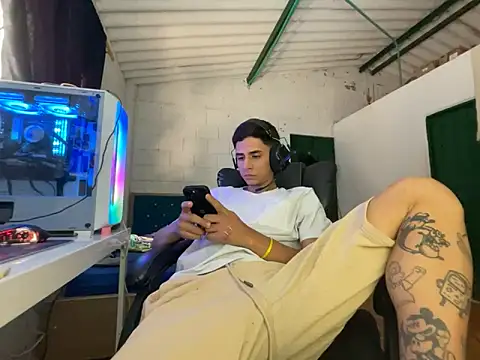 Max TheHorseDick online show from April 2, 2026, 4:48 pm