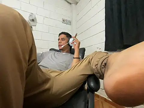 Snapshot of Max_TheHorseDick chatting on May 27, 2026, 1:57 am Max TheHorseDick online show from May 27, 2026, 1:57 am