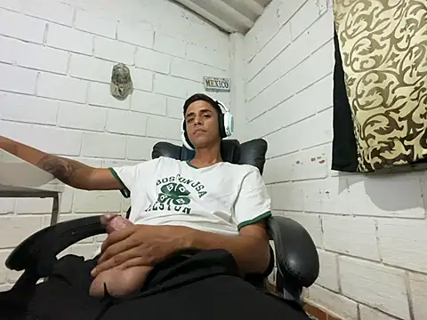 Snapshot of Max_TheHorseDick chatting on July 23, 2026, 4:43 am Max TheHorseDick online show from July 23, 2026, 4:43 am