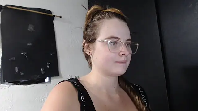 Snapshot of HellenMiyer1111 chatting on January 14, 2026, 6:35 pm HellenMiyer1111 online show from January 14, 2026, 6:35 pm