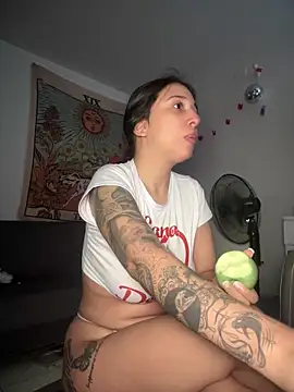 kiaraglam2 online show from November 8, 2025, 1:11 pm