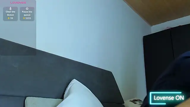 jhonyalzate2 online show from November 13, 2025, 3:05 am