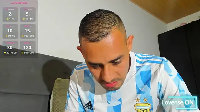 jhonyalzate2 online show from January 13, 2026, 4:07 am