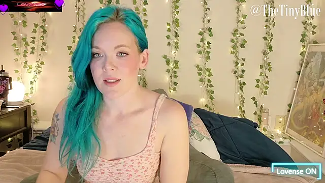 Snapshot of thetinyblue chatting on November 18, 2025, 6:23 pm thetinyblue online show from November 18, 2025, 6:23 pm