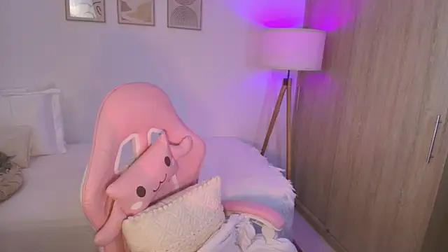 iriswest  online show from October 10, 2025, 11:04 pm