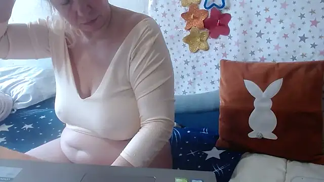 QueenLana online show from April 4, 2026, 7:17 am