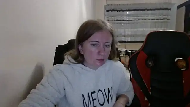 Snapshot of PeterAndJen chatting on October 26, 2025, 6:36 pm PeterAndJen online show from October 26, 2025, 6:36 pm