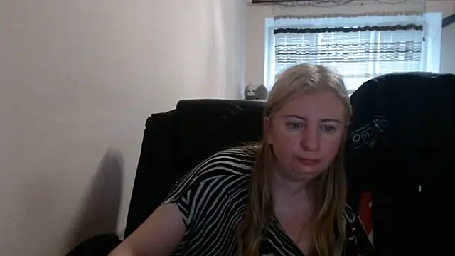PeterAndJen online show from May 13, 2026, 4:43 am