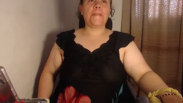 agathamiller01 online show from May 25, 2026, 11:27 am