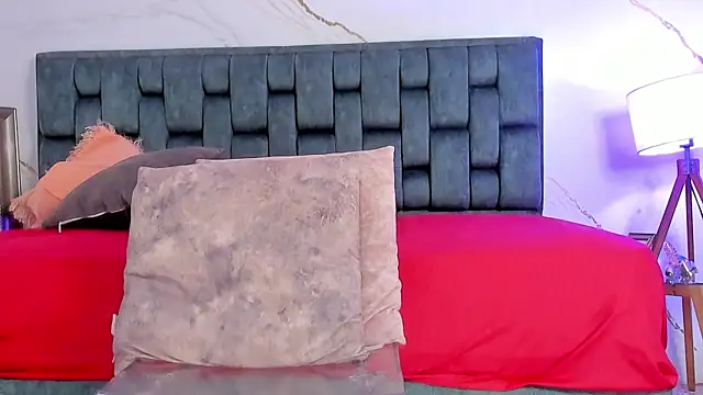 IsiisLovei online show from November 19, 2025, 4:07 pm