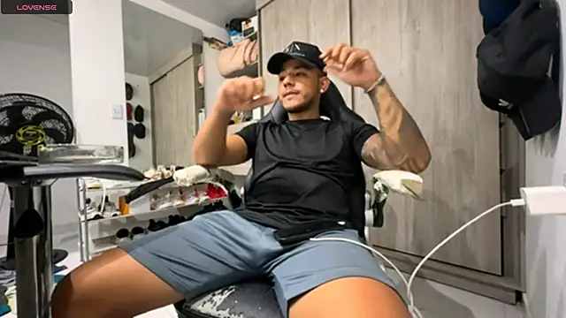 jordylatin20 online show from November 11, 2025, 11:49 pm