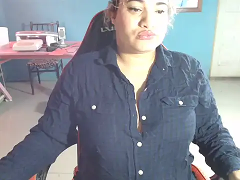 Snapshot of Hilarybunnyy chatting on May 13, 2026, 4:59 pm Hilarybunnyy online show from May 13, 2026, 4:59 pm