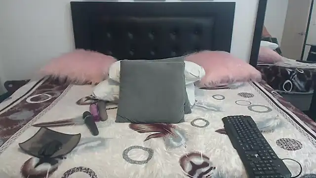 katiehotx online show from November 8, 2025, 2:12 am