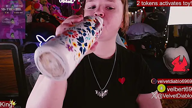 Snapshot of VelvetDiablo chatting on May 19, 2026, 11:55 pm VelvetDiablo online show from May 19, 2026, 11:55 pm