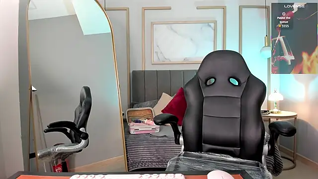 Holly madison  online show from February 25, 2026, 1:54 pm