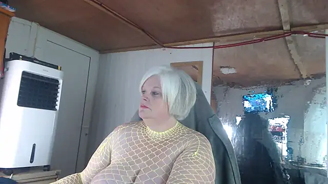 sexychazza16 online show from September 24, 2025, 6:33 pm