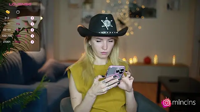 Snapshot of melanielwithu chatting on October 30, 2025, 3:35 pm melanielwithu online show from October 30, 2025, 3:35 pm