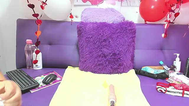 Snapshot of Cloe_35 chatting on February 12, 2025, 9:43 pm Cloe 35 online show from February 12, 2025, 9:43 pm