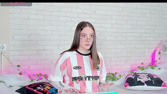 Snapshot of LinaKenny chatting on November 26, 2025, 4:08 pm LinaKenny online show from November 26, 2025, 4:08 pm